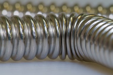 Paslanmaz çelik hortumlar ve esnek borular, montajlar ve basınç eklemleri.