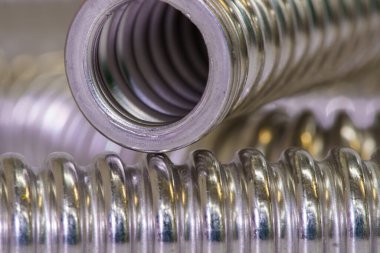 Paslanmaz çelik hortumlar ve esnek borular, montajlar ve basınç eklemleri.