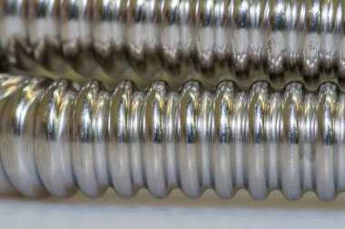 Paslanmaz çelik hortumlar ve esnek borular, montajlar ve basınç eklemleri.