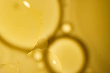 Suda sarı yağ kabarcıkları, yağda pişirme arka planı.