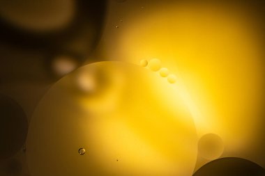 Suda sarı yağ kabarcıkları, yağda pişirme arka planı.