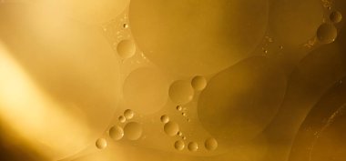 Suda sarı yağ kabarcıkları, yağda pişirme arka planı.