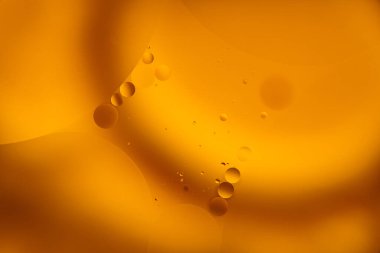Suda sarı yağ kabarcıkları, yağda pişirme arka planı.