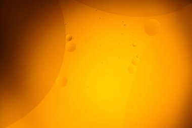 Suda sarı yağ kabarcıkları, yağda pişirme arka planı.