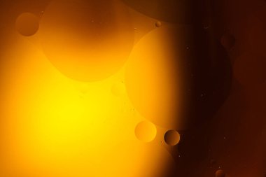 Suda sarı yağ kabarcıkları, yağda pişirme arka planı.