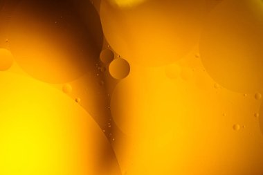 Suda sarı yağ kabarcıkları, yağda pişirme arka planı.