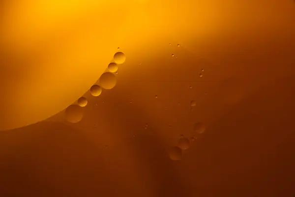 水に黄色の油泡 調理油の背景 — ストック写真