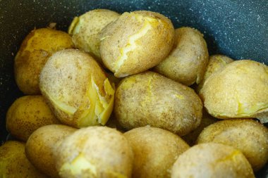 Mutfaktaki kapta haşlanmış patates..