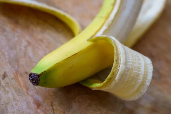 Dojrzały Żółty Banan Zbliżenie Obraz Tle Drewna — Zdjęcie stockowe