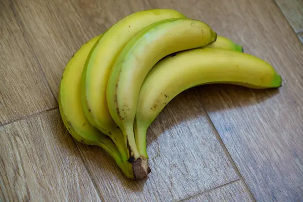 Спелые Желтые Бананы Крупным Планом Деревянном Фоне — стоковое фото
