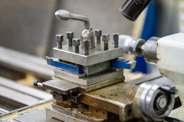 Arka plandaki eski torna makinesi yakın plan resmi