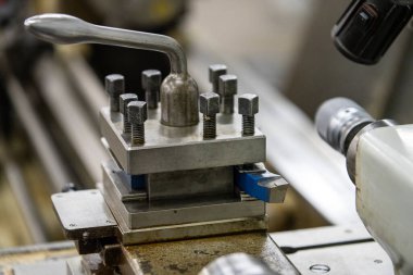 Arka plandaki eski torna makinesi yakın plan resmi