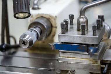 Arka plandaki eski torna makinesi yakın plan resmi