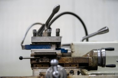 Arka plandaki eski torna makinesi yakın plan resmi