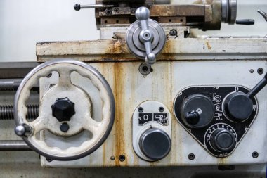 Arka plandaki eski torna makinesi yakın plan resmi