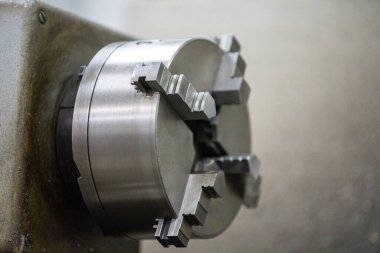 Arka plandaki eski torna makinesi yakın plan resmi