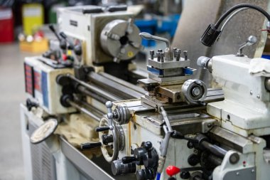 Arka plandaki eski torna makinesi yakın plan resmi