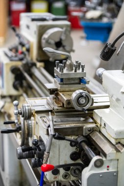 Arka plandaki eski torna makinesi yakın plan resmi