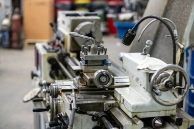 Arka plandaki eski torna makinesi yakın plan resmi