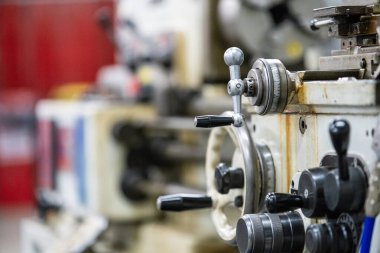 Arka plandaki eski torna makinesi yakın plan resmi