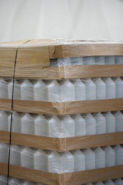 Yeni evcil hayvan şişeleri, büyük miktarda stok, paketlenmiş..