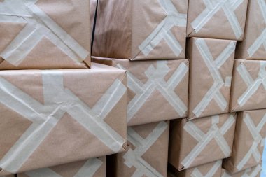 Karton kutular dolusu nakliye malları depoda.