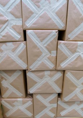 Karton kutular dolusu nakliye malları depoda.