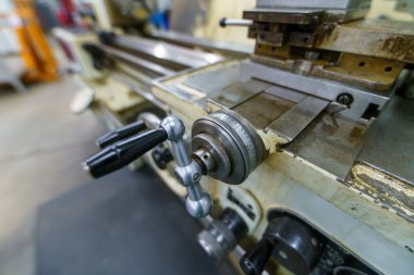 Parçaların demir yakın çekim çalışması için torna makinesi