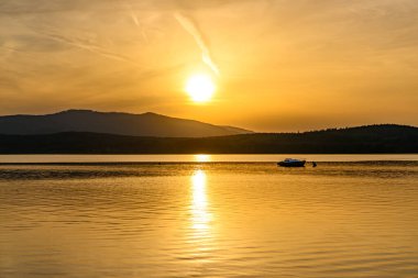 Gölün kıyısında romantik yaz günbatımı