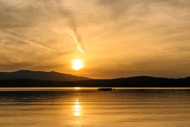 Gölün kıyısında romantik yaz günbatımı