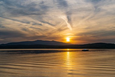 Gölün kıyısında romantik yaz günbatımı