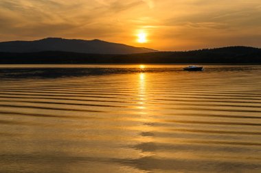 Gölün kıyısında romantik yaz günbatımı