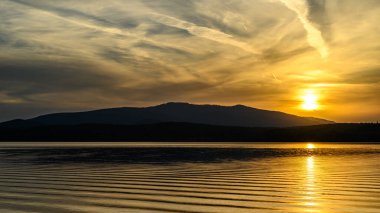Gölün kıyısında romantik yaz günbatımı