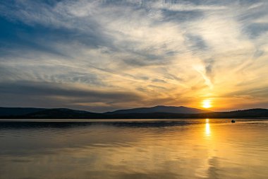 Gölün kıyısında romantik yaz günbatımı