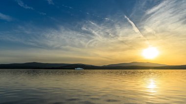 Gölün kıyısında romantik yaz günbatımı