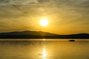 Gölün kıyısında romantik yaz günbatımı