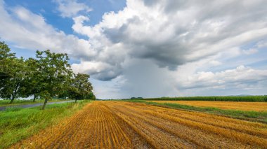 Kırsal alan, tarlalar ve gökyüzü üzerinde fırtına bulutları