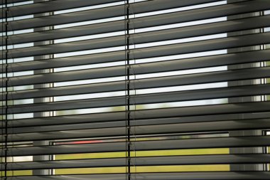 Atölye ve ofis metali arka planda yatay körlük çizgisi ayrıntıları.