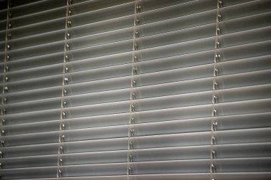 Atölye ve ofis metali arka planda yatay körlük çizgisi ayrıntıları.