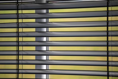 Atölye ve ofis metali arka planda yatay körlük çizgisi ayrıntıları.