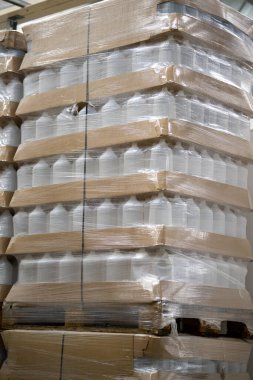 Yeni evcil hayvan şişeleri, büyük miktarda stok, paketlenmiş..