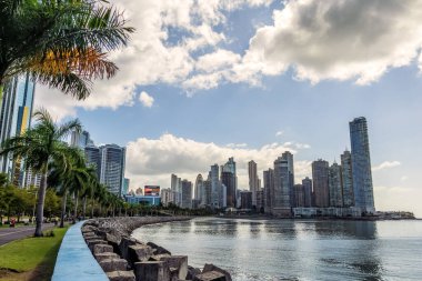 Panama şehri, okyanus kıyısındaki güzel şehrin mimarisi muhteşem modern binalar, Panama, Latin Amerika.