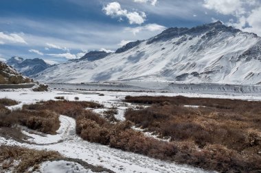 Himalayalar dünyanın en yüksek dağlarının güzel ikonik manzara resmi. Karla kaplı, Spiti vadisi, Hindistan..