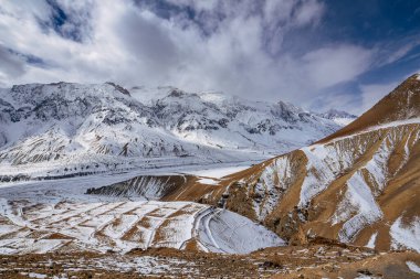 Himalayalar dünyanın en yüksek dağlarının güzel ikonik manzara resmi. Karla kaplı, Spiti vadisi, Hindistan..