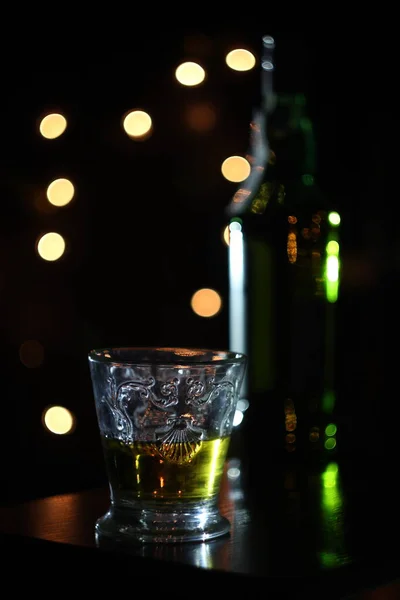 Siyah Arka Planda Bir Bardak Viski Işıklar — Stok fotoğraf