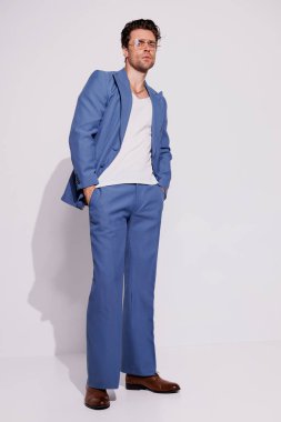 Gri gözlüklü, modaya uygun bir adam. 