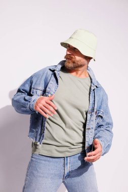 Kot ceketli ve gri şapkalı şık sakallı adam. 