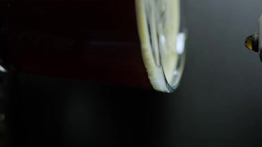 Portafilter 'den Amerikano ile birlikte dikey kahve damlası dökülüyor. 