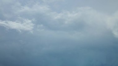 Mavi gökyüzünde yağışlı gri bulutların zamanı