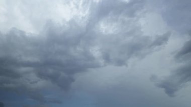 Gökyüzündeki gri bulutların zamanı, yağmurlu hava